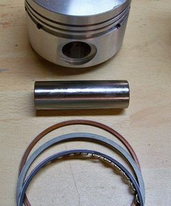 Piston coulé avec axe et segments ø 76mm