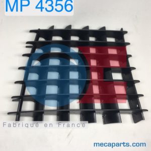 Grille entrée d'air supérieure devant l'aile gauche