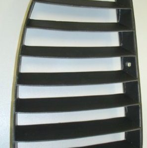 Grille entrée d'air supérieure à l'arrière de l'aile gauche