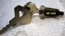 Barillet + clé capot moteur (pour bouton poussoir)